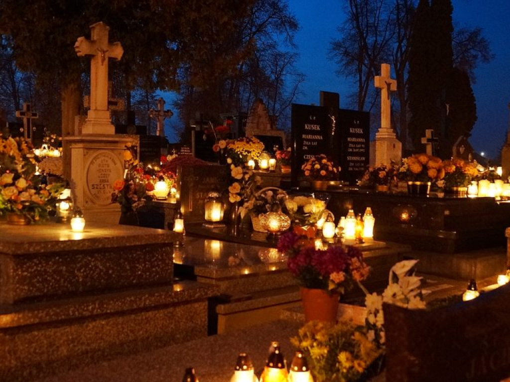 Cmentarz w Czemiernikach nocą