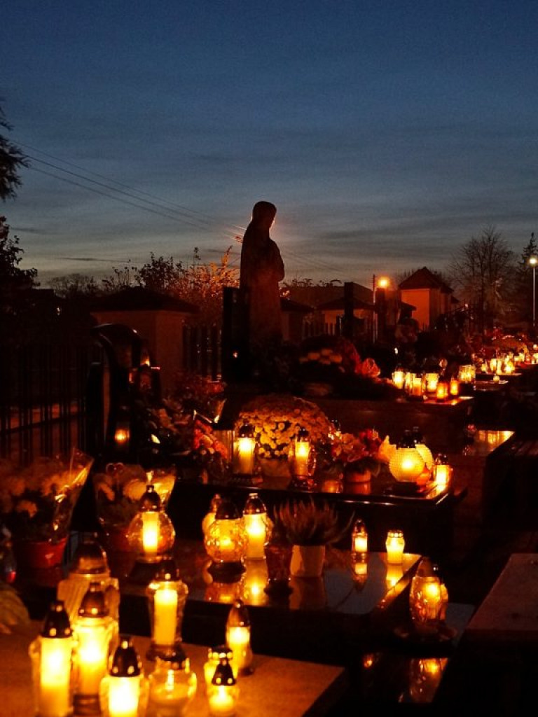 Cmentarz w Czemiernikach nocą