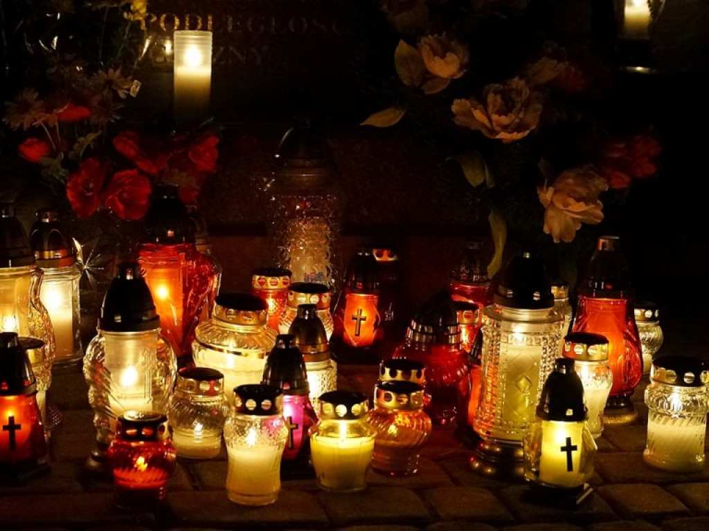 Cmentarz w Czemiernikach nocą