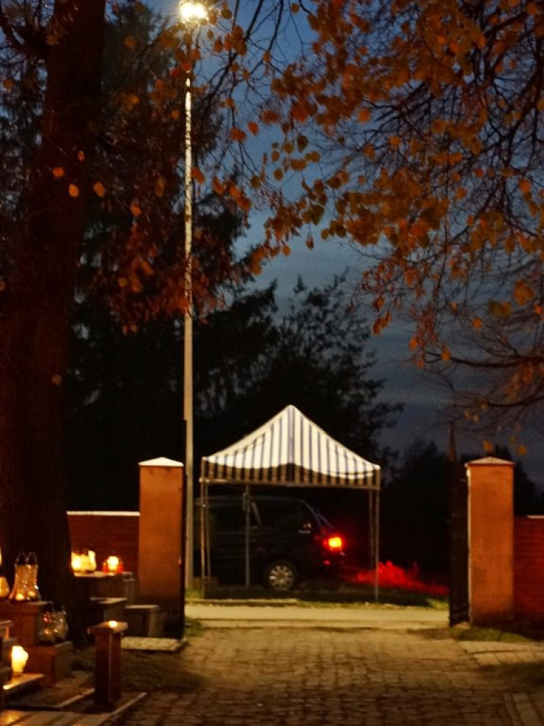 Cmentarz w Czemiernikach nocą