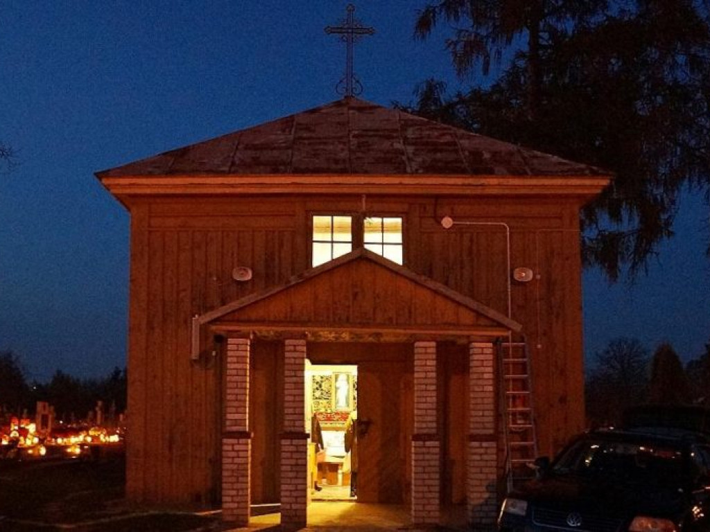 Cmentarz w Czemiernikach nocą