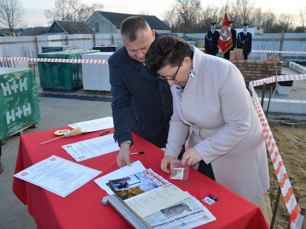 Wmurowanie kamienia węgielnego pod budowę centrum kulturalnego w Sobolach