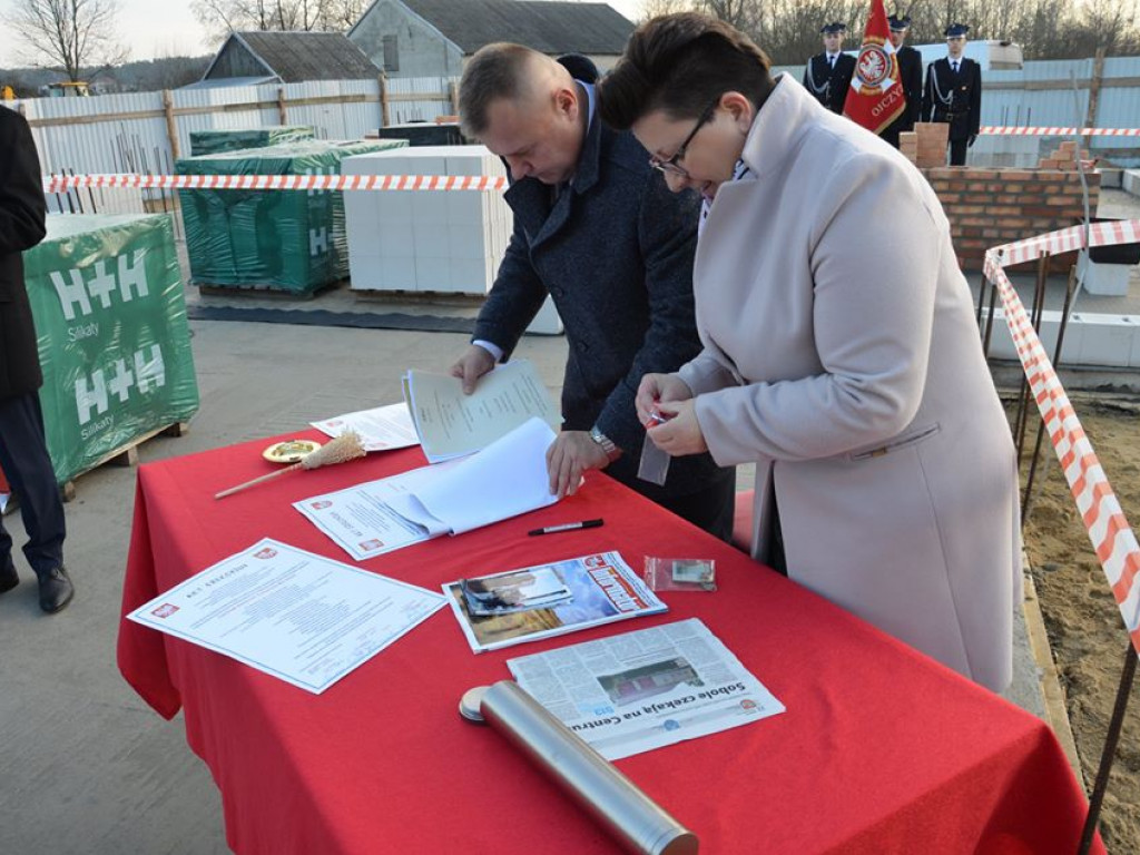Wmurowanie kamienia węgielnego pod budowę centrum kulturalnego w Sobolach