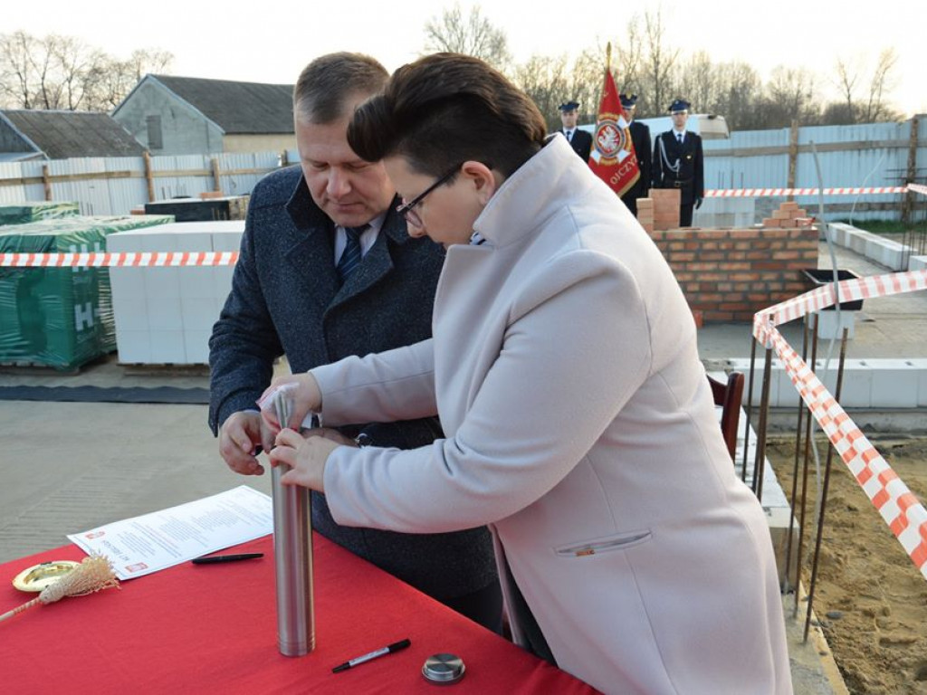 Wmurowanie kamienia węgielnego pod budowę centrum kulturalnego w Sobolach