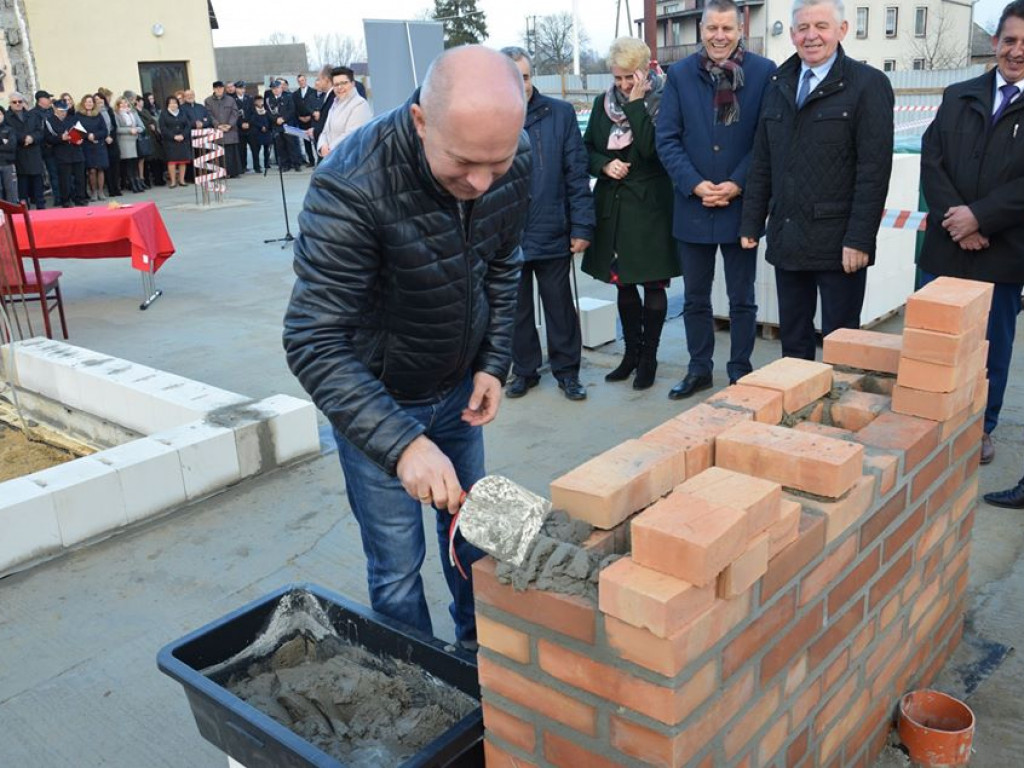 Wmurowanie kamienia węgielnego pod budowę centrum kulturalnego w Sobolach