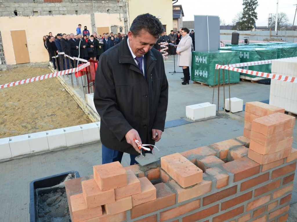 Wmurowanie kamienia węgielnego pod budowę centrum kulturalnego w Sobolach
