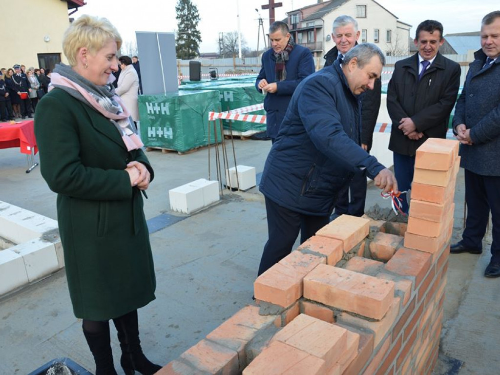 Wmurowanie kamienia węgielnego pod budowę centrum kulturalnego w Sobolach