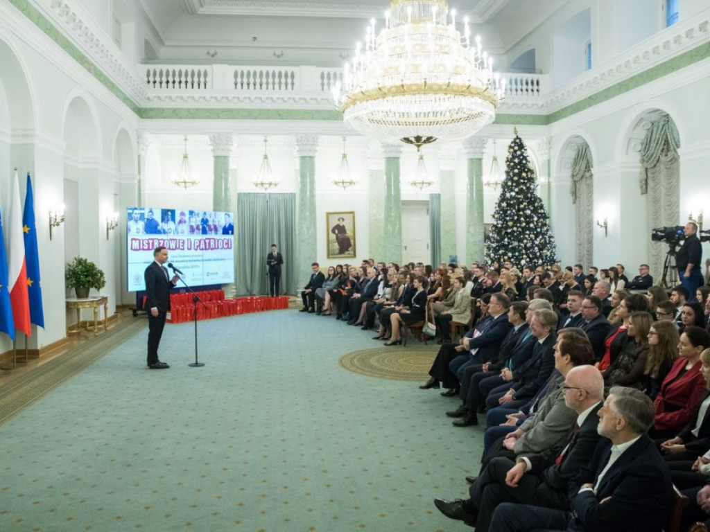 Uczennica LO w Komarówce nagrodzona w pałacu prezydenckim