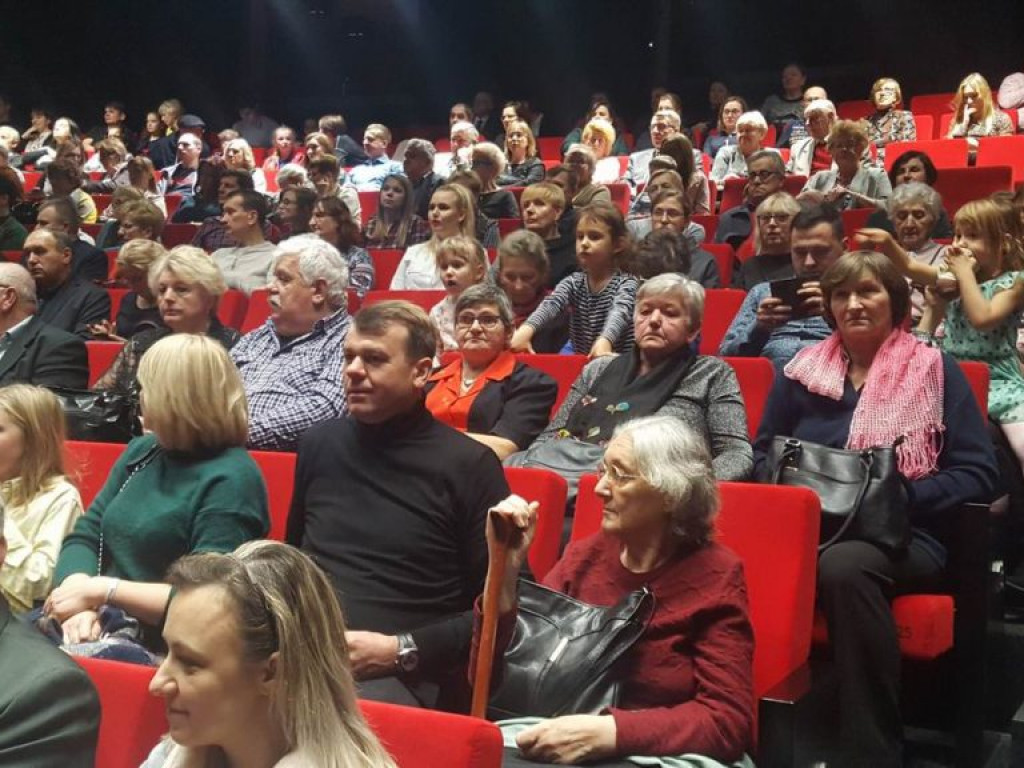 Seniorzy z gminy Wohyń na koncercie kolęd braci Golców