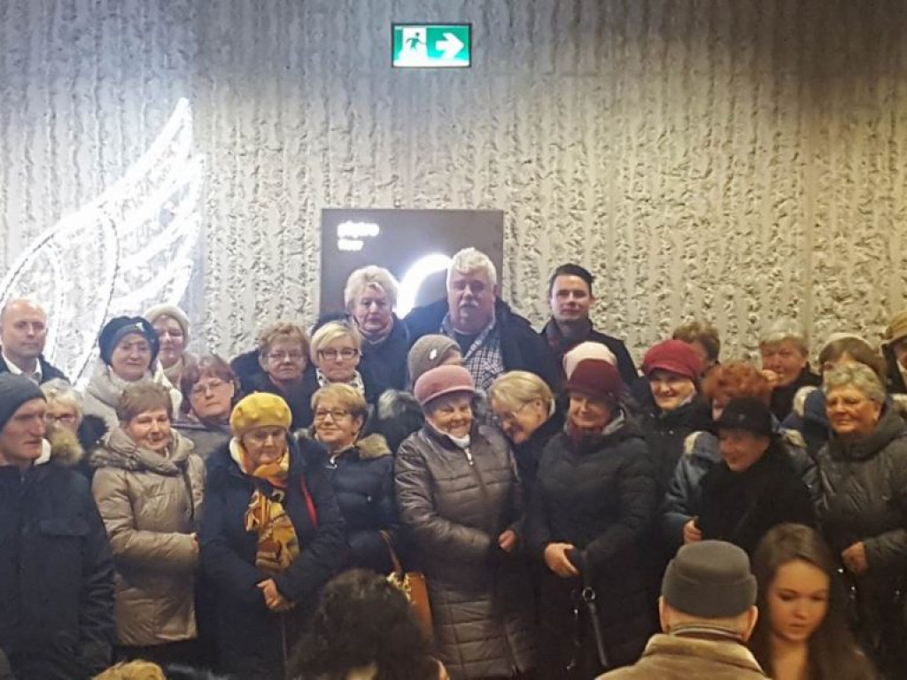 Seniorzy z gminy Wohyń na koncercie kolęd braci Golców