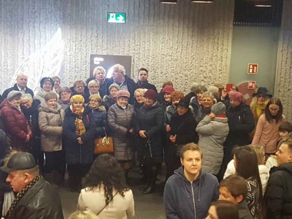Seniorzy z gminy Wohyń na koncercie kolęd braci Golców