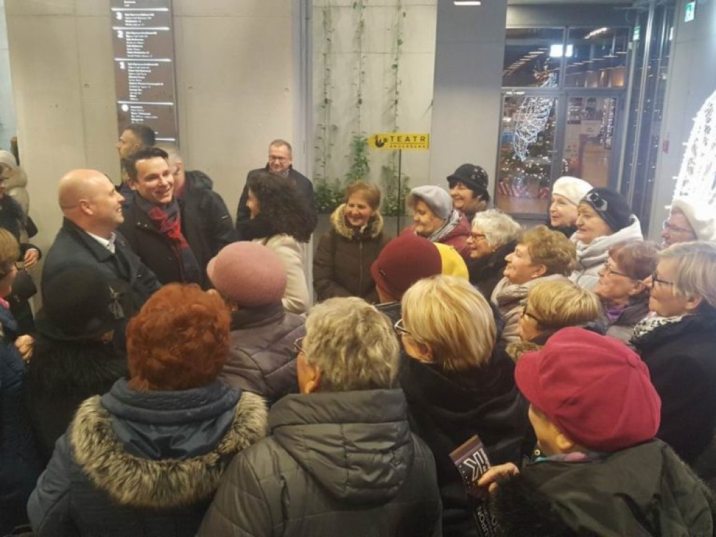 Seniorzy z gminy Wohyń na koncercie kolęd braci Golców