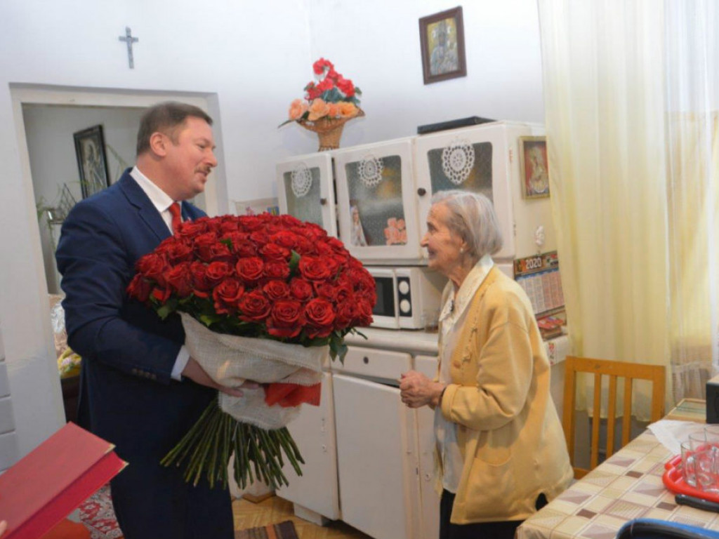 Wizyta wójta u stulatki w Paszkach Małych