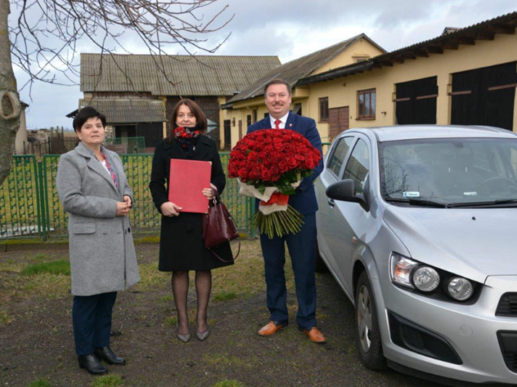 Wizyta wójta u stulatki w Paszkach Małych