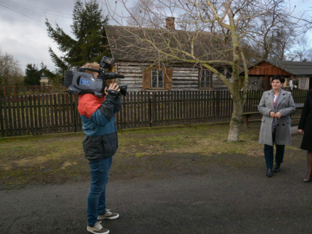 Wizyta wójta u stulatki w Paszkach Małych