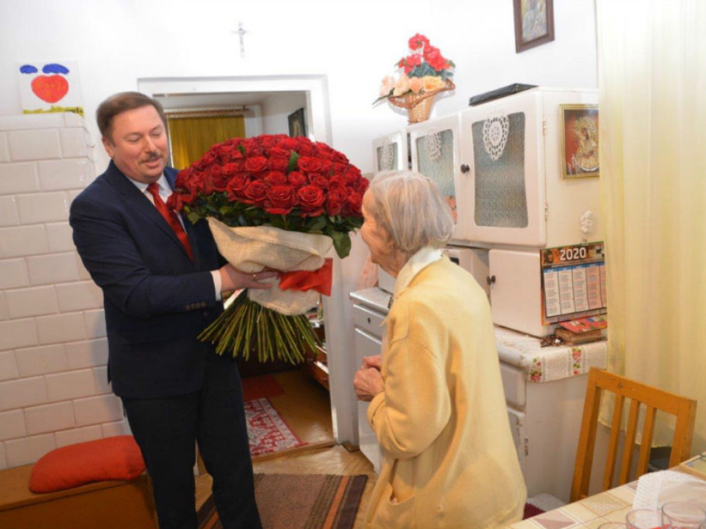 Wizyta wójta u stulatki w Paszkach Małych