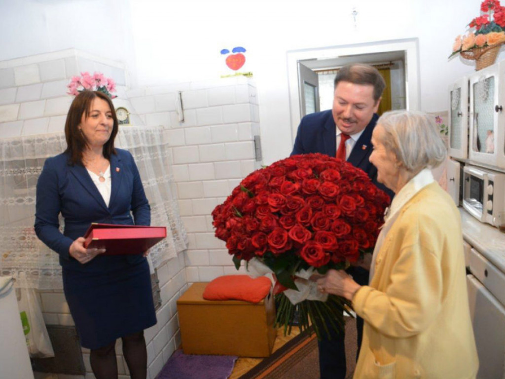 Wizyta wójta u stulatki w Paszkach Małych