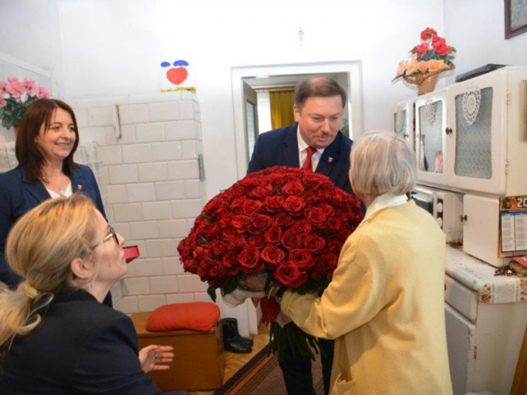 Wizyta wójta u stulatki w Paszkach Małych