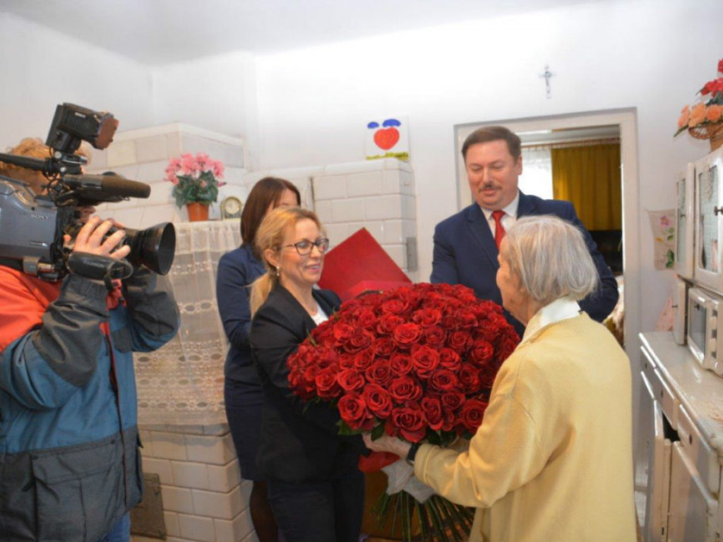Wizyta wójta u stulatki w Paszkach Małych
