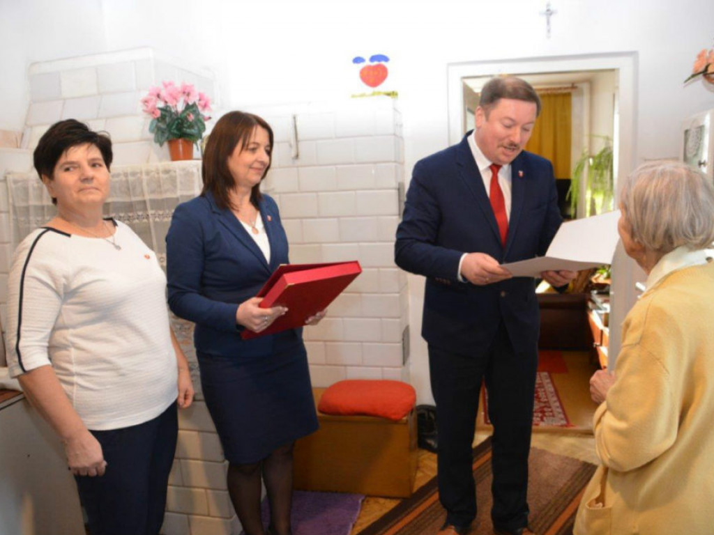 Wizyta wójta u stulatki w Paszkach Małych