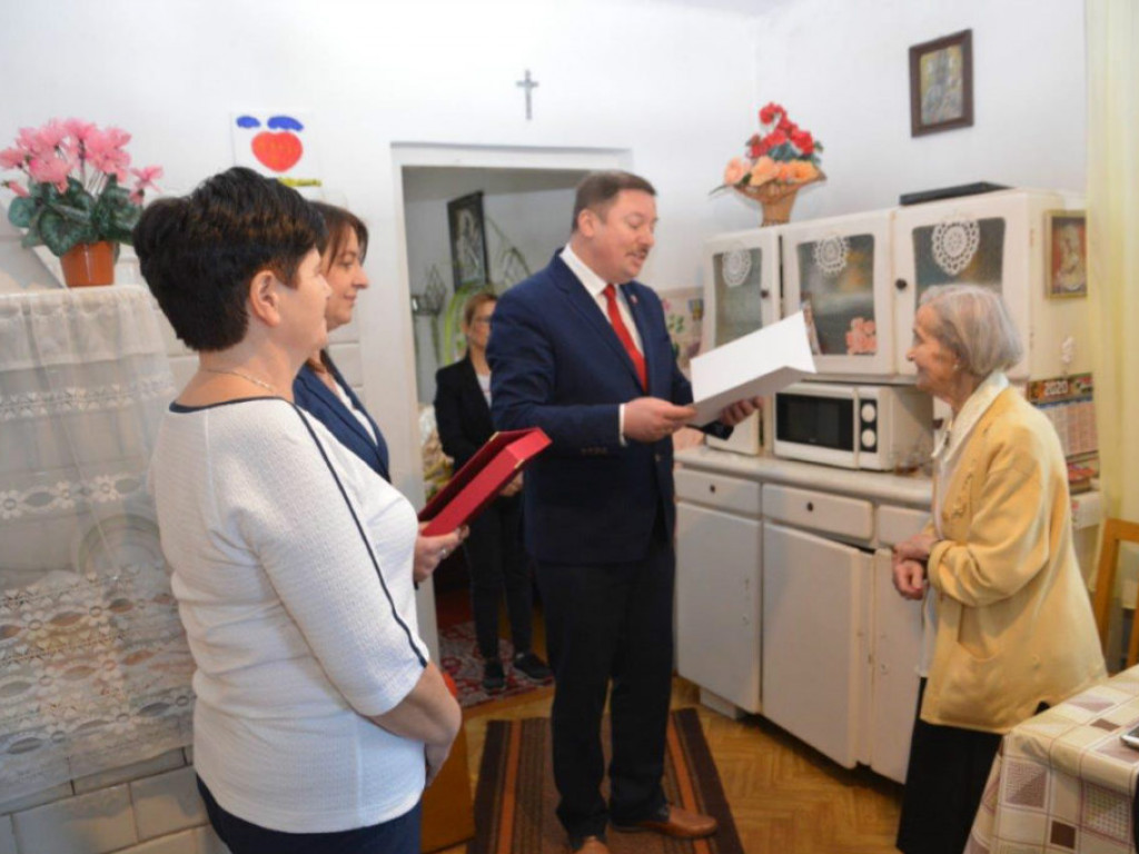 Wizyta wójta u stulatki w Paszkach Małych