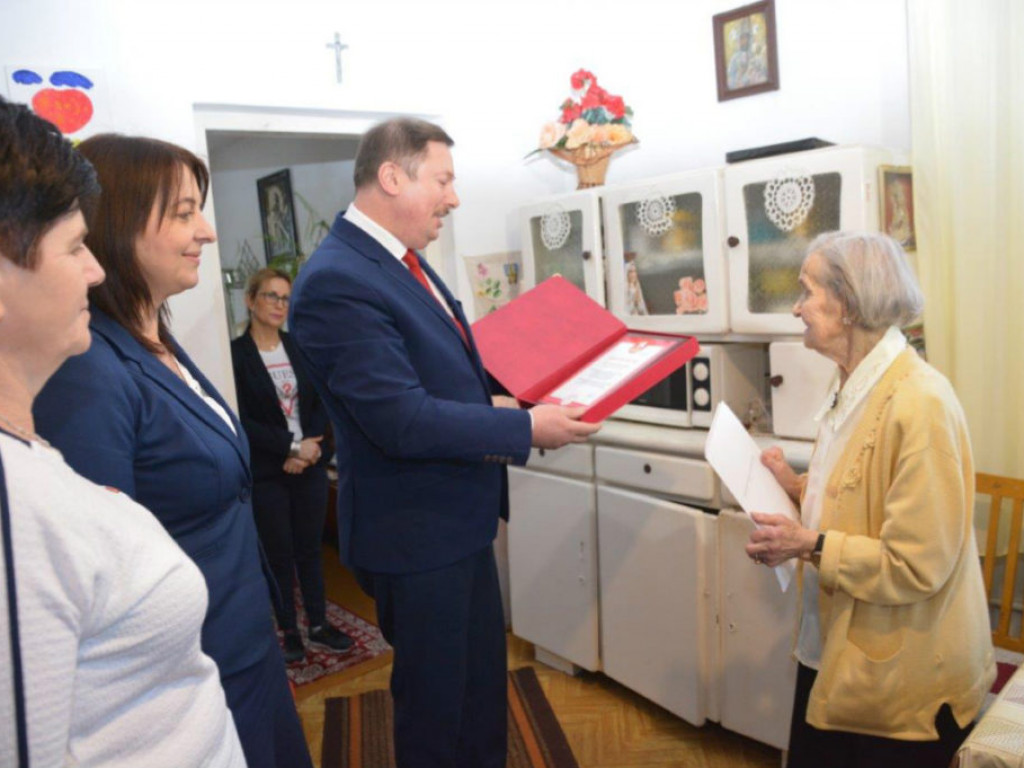 Wizyta wójta u stulatki w Paszkach Małych