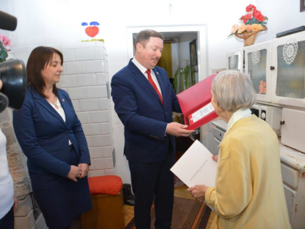 Wizyta wójta u stulatki w Paszkach Małych