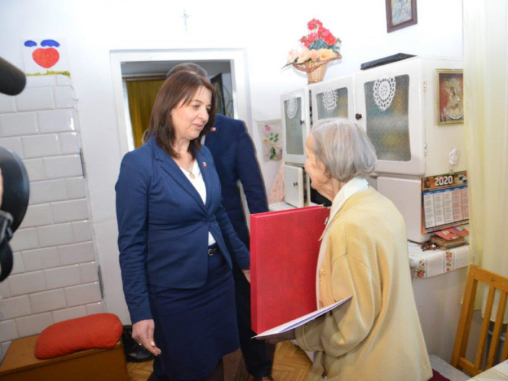 Wizyta wójta u stulatki w Paszkach Małych