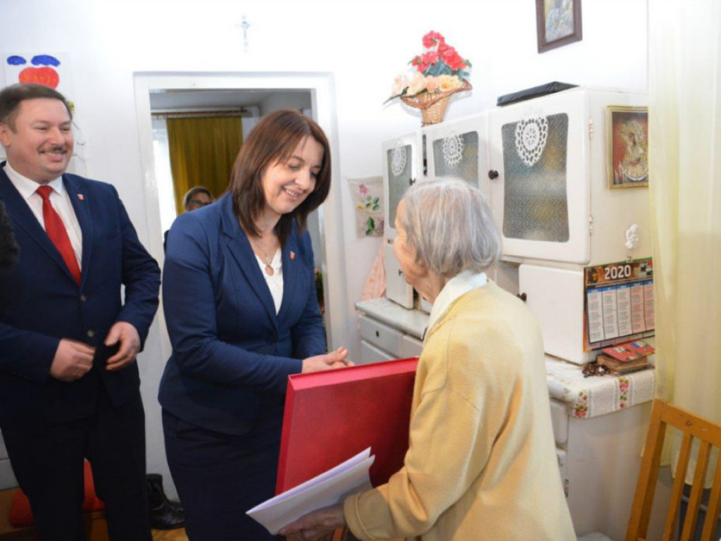 Wizyta wójta u stulatki w Paszkach Małych