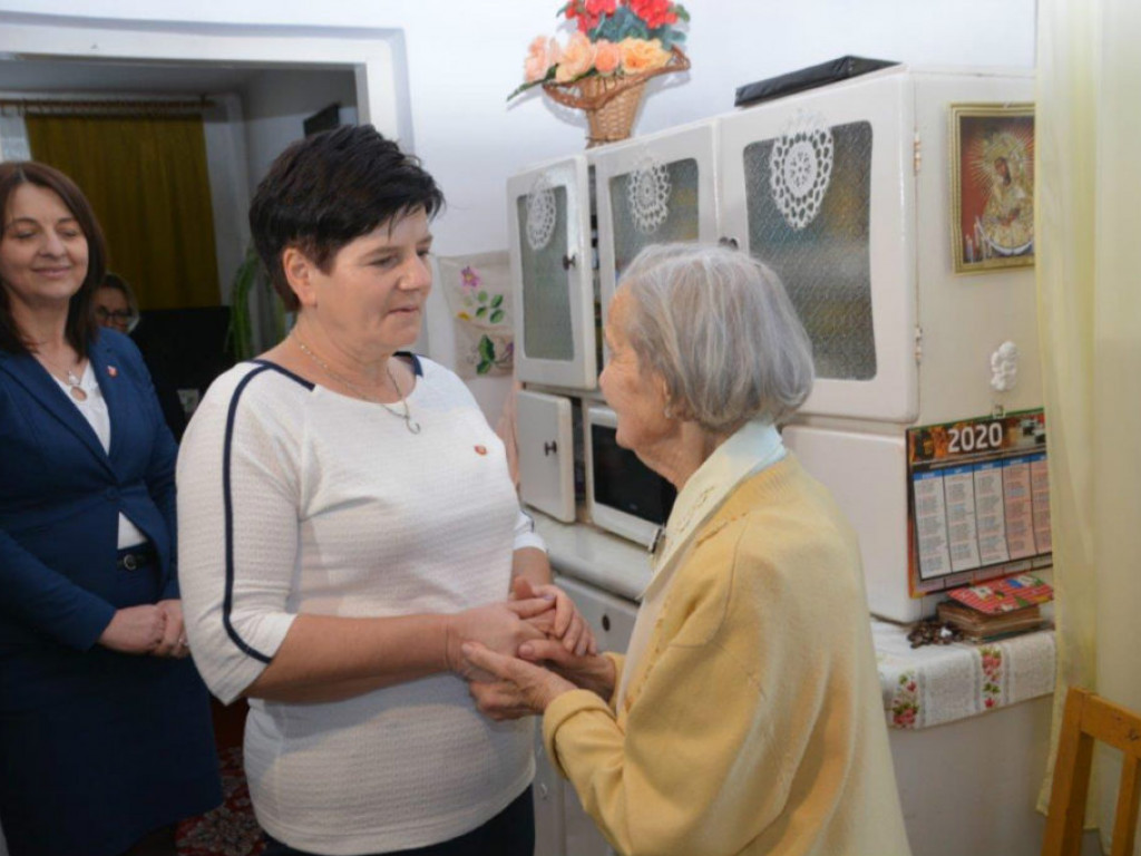 Wizyta wójta u stulatki w Paszkach Małych