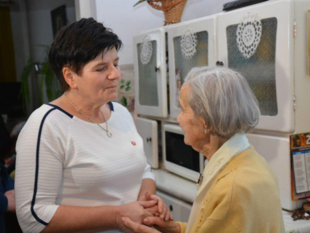 Wizyta wójta u stulatki w Paszkach Małych