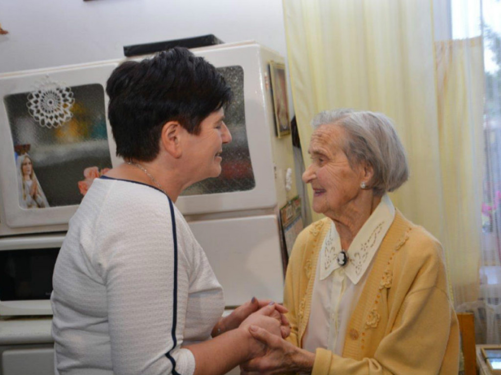 Wizyta wójta u stulatki w Paszkach Małych