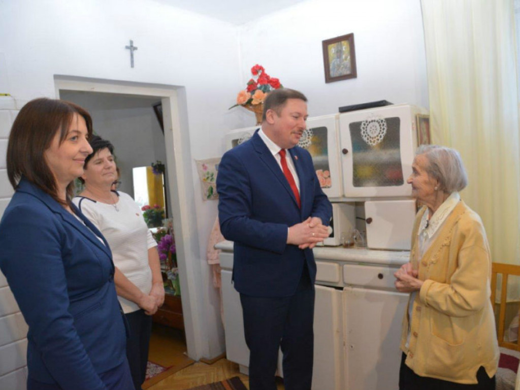 Wizyta wójta u stulatki w Paszkach Małych