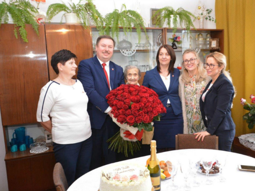 Wizyta wójta u stulatki w Paszkach Małych