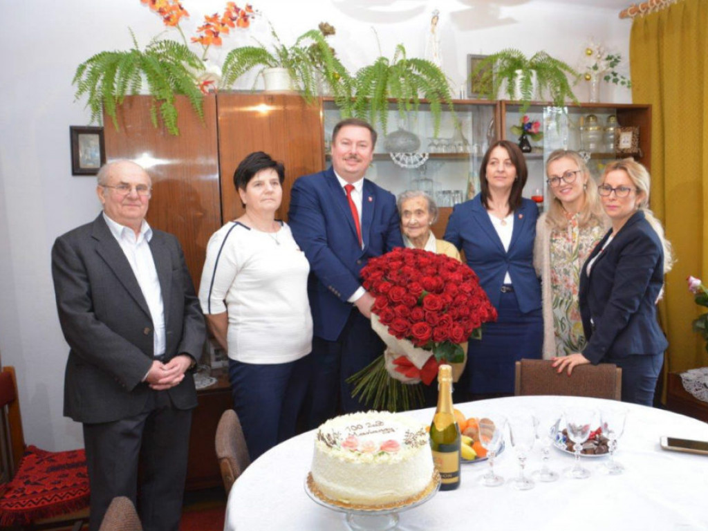 Wizyta wójta u stulatki w Paszkach Małych