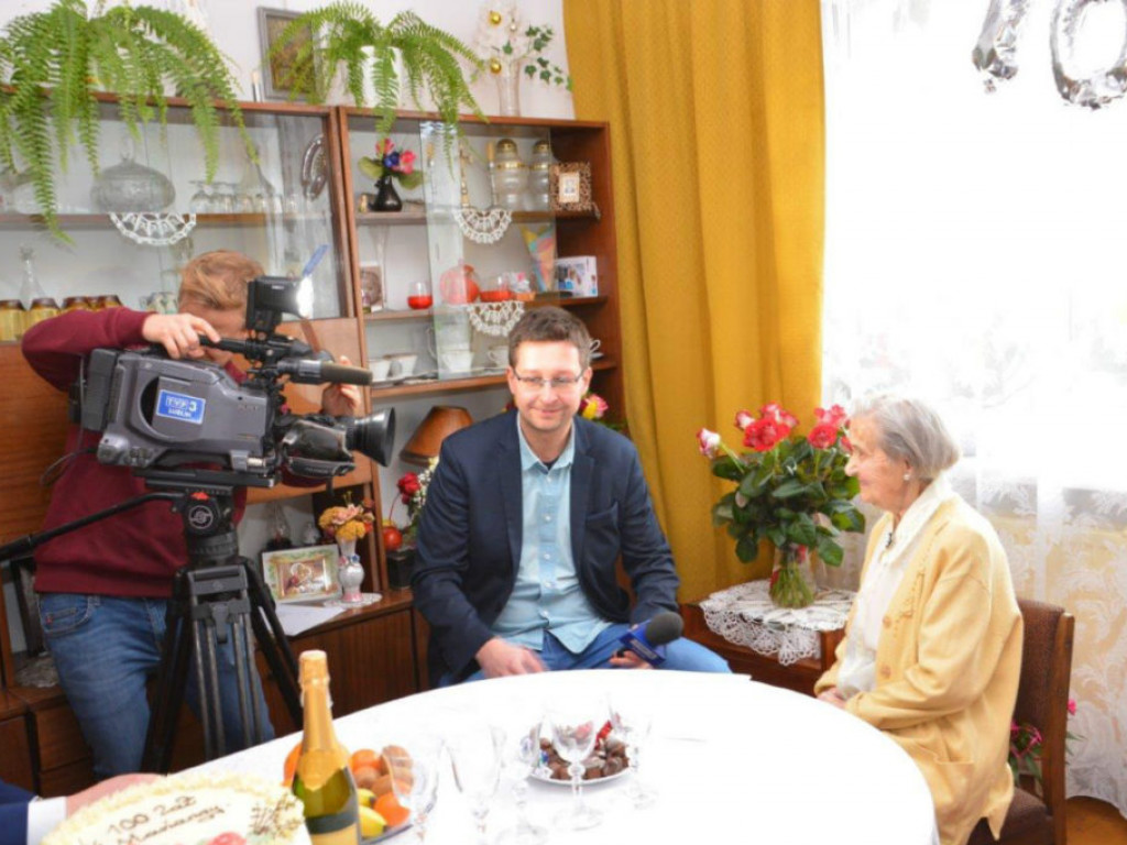 Wizyta wójta u stulatki w Paszkach Małych