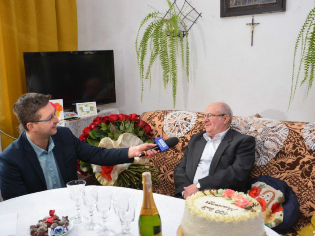 Wizyta wójta u stulatki w Paszkach Małych