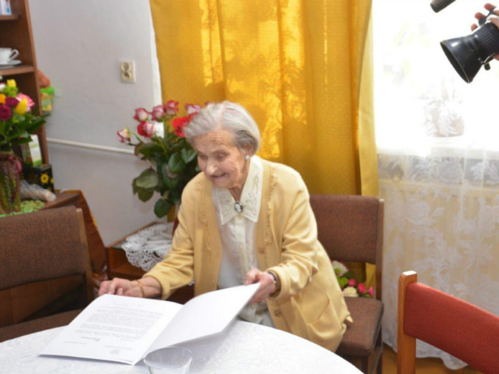 Wizyta wójta u stulatki w Paszkach Małych