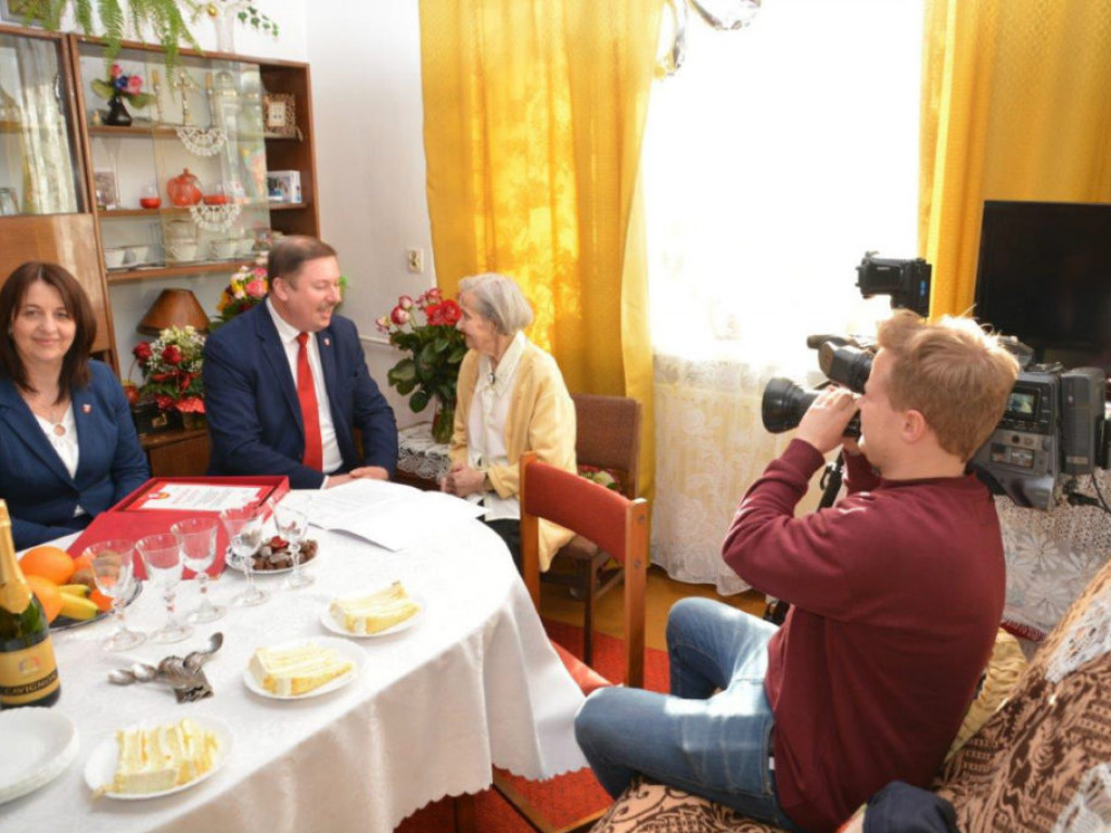 Wizyta wójta u stulatki w Paszkach Małych