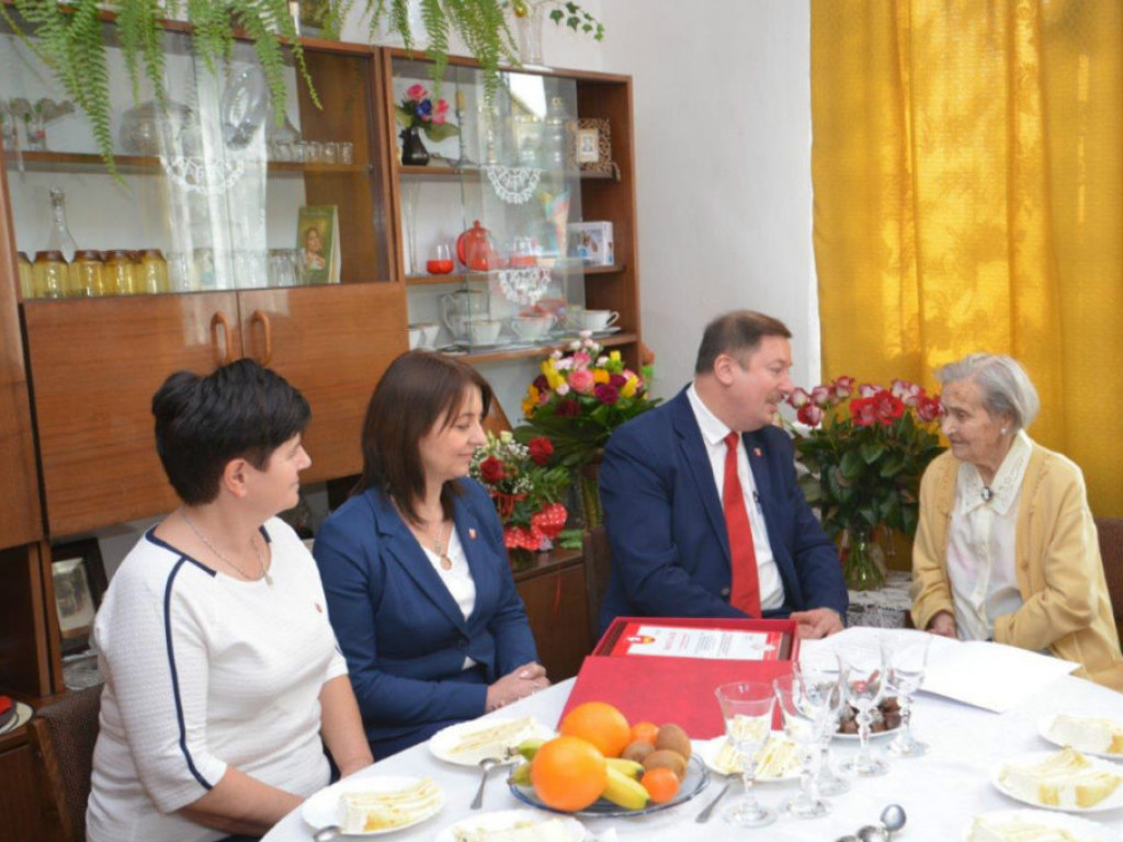 Wizyta wójta u stulatki w Paszkach Małych