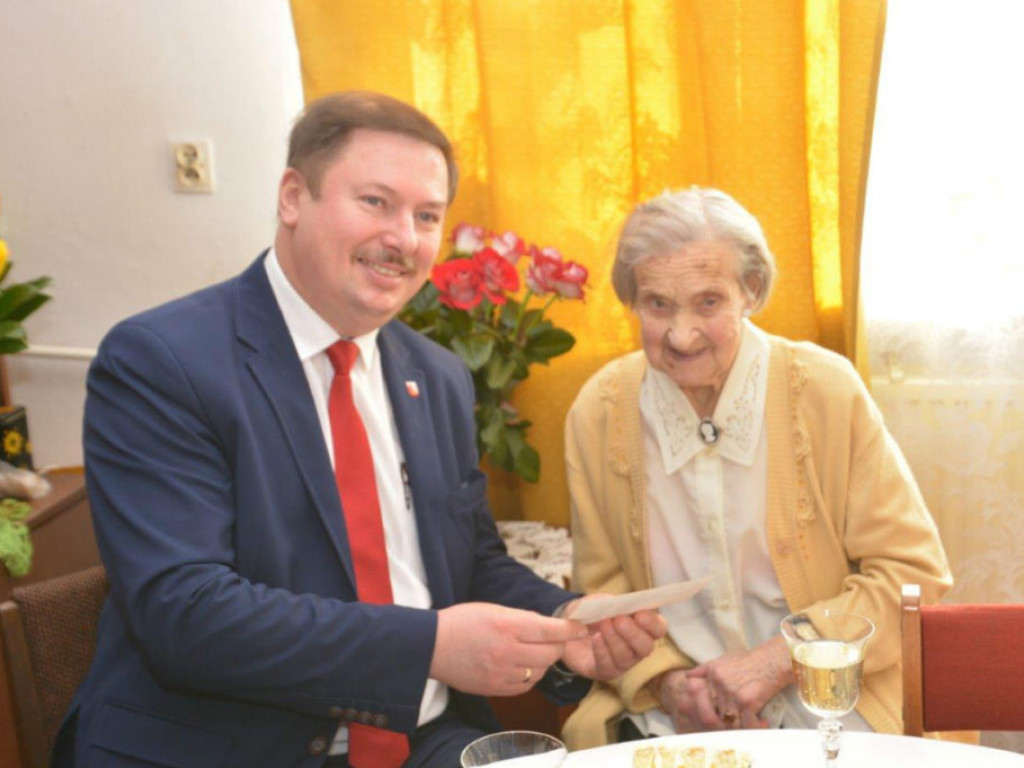 Wizyta wójta u stulatki w Paszkach Małych