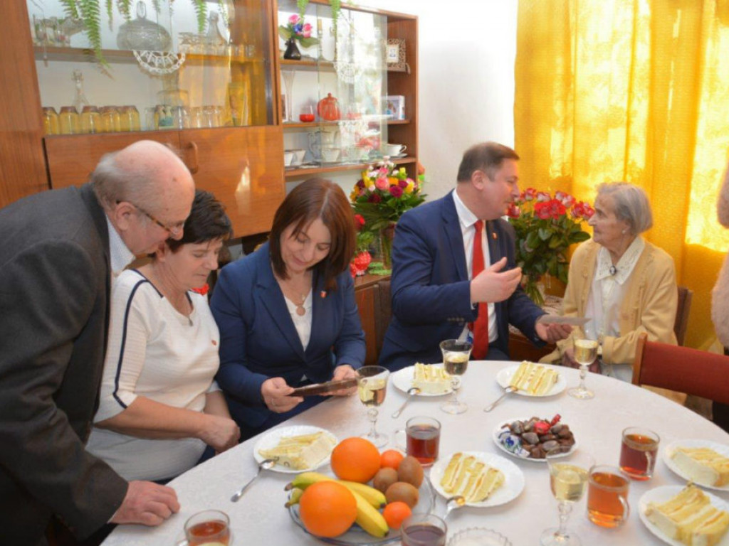 Wizyta wójta u stulatki w Paszkach Małych