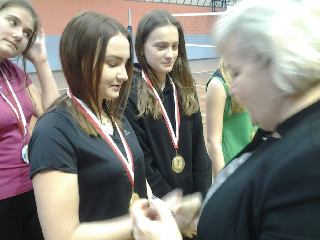 Turniej Piłki Siatkowej Kobiet o Puchar Dyrektora Szkoły Podstawowej w Komarówce P.