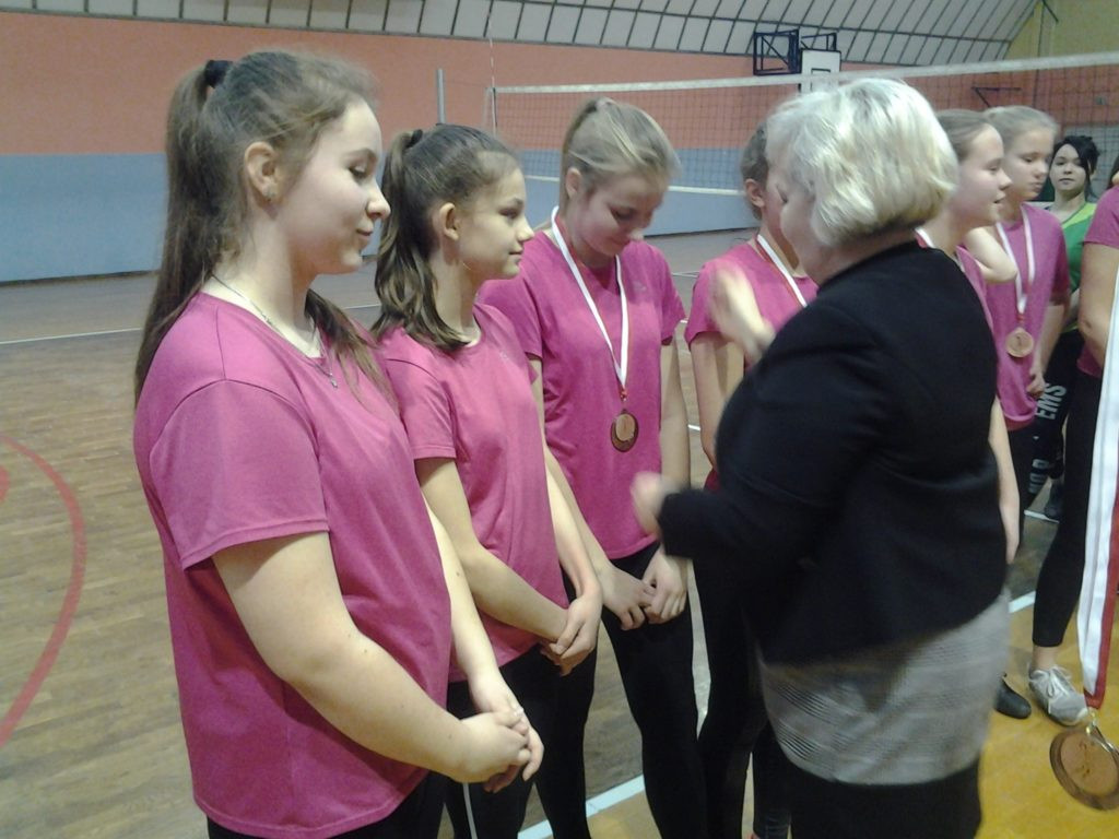 Turniej Piłki Siatkowej Kobiet o Puchar Dyrektora Szkoły Podstawowej w Komarówce P.