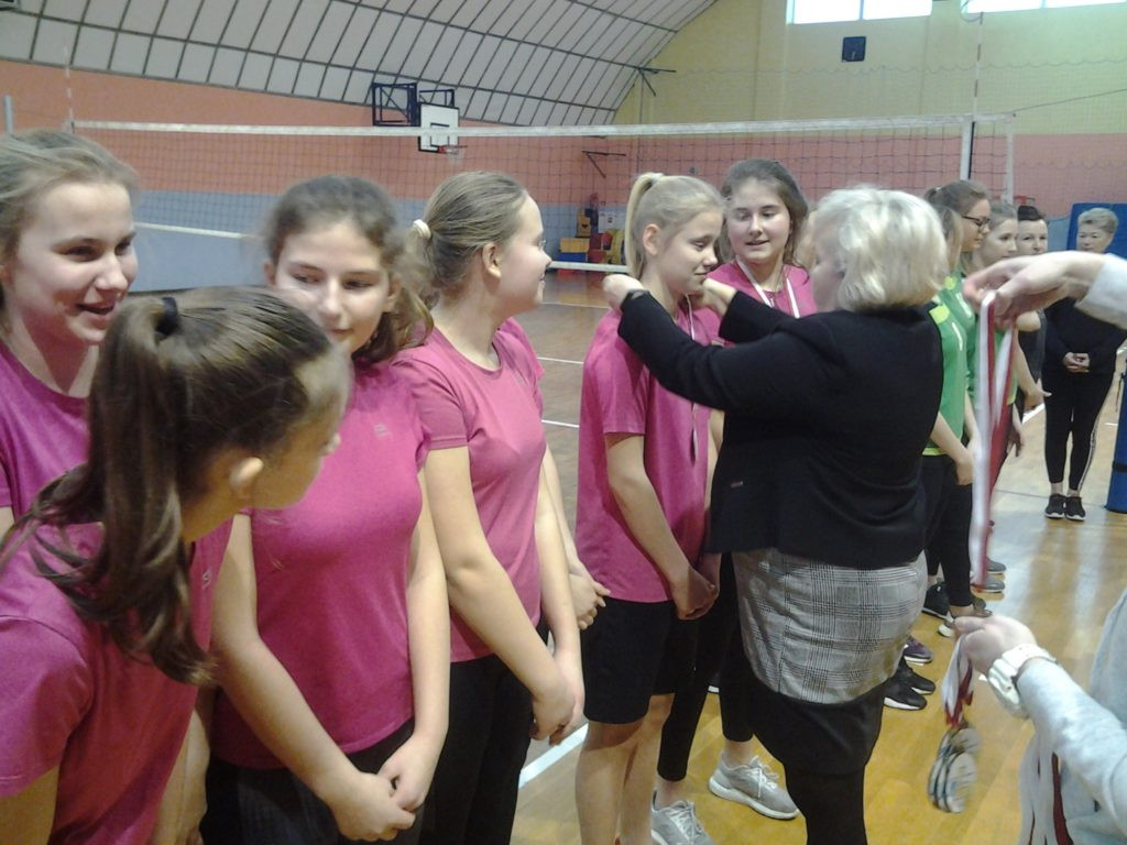 Turniej Piłki Siatkowej Kobiet o Puchar Dyrektora Szkoły Podstawowej w Komarówce P.