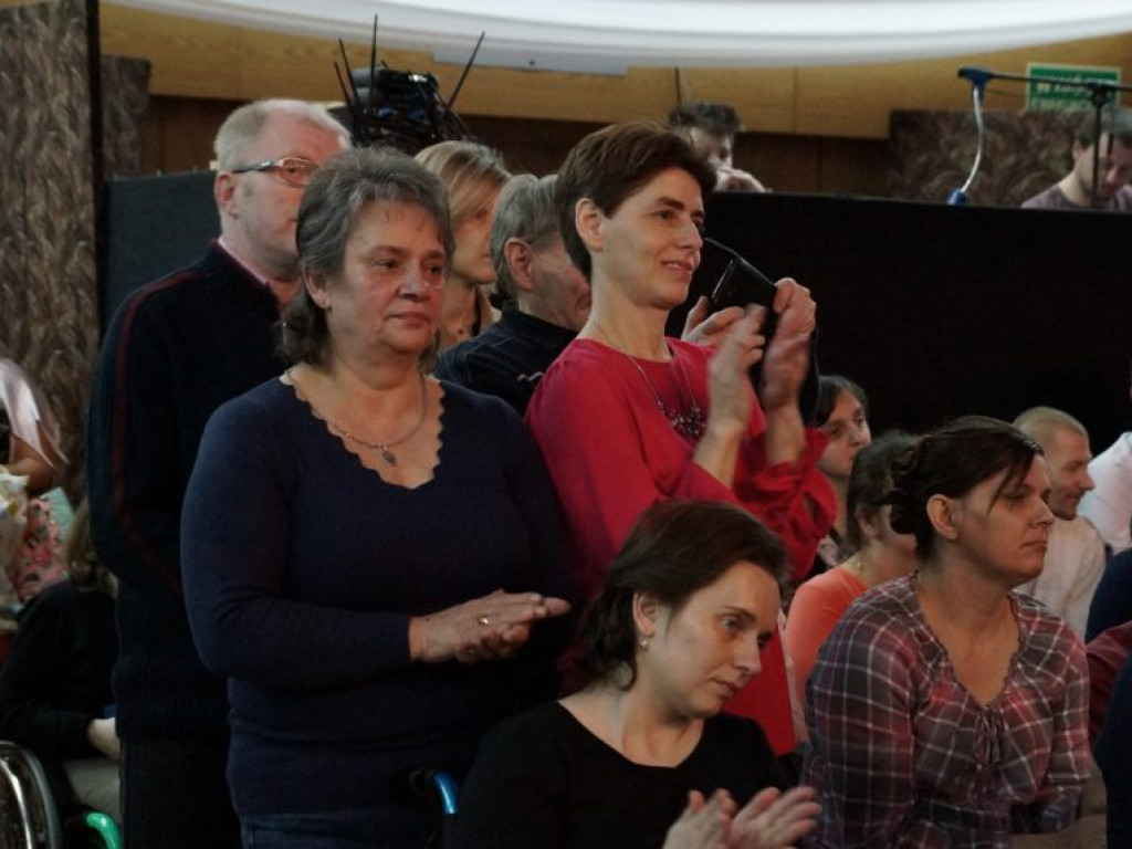 Podopieczni DŚDS i ich opiekunowie na balu w Białej Podlaskiej