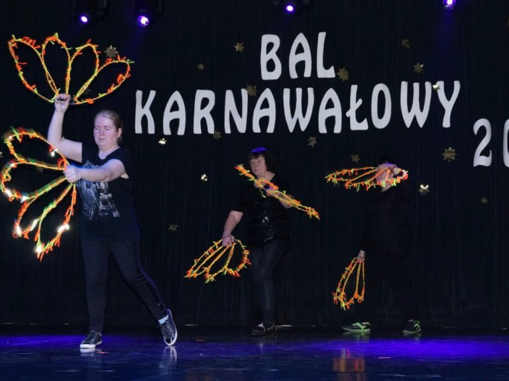 Podopieczni DŚDS i ich opiekunowie na balu w Białej Podlaskiej