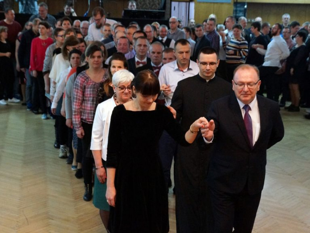 Podopieczni DŚDS i ich opiekunowie na balu w Białej Podlaskiej