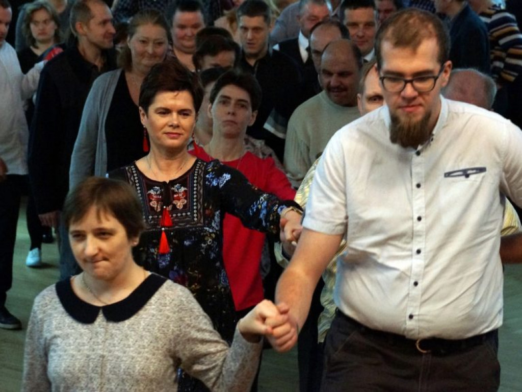 Podopieczni DŚDS i ich opiekunowie na balu w Białej Podlaskiej