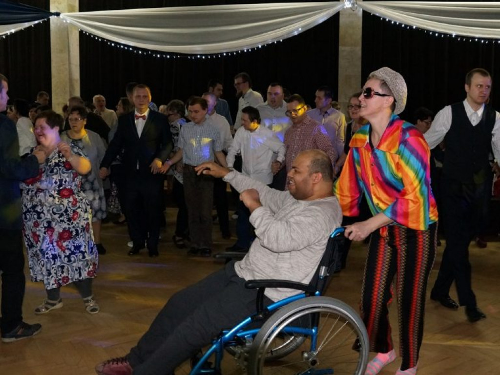 Podopieczni DŚDS i ich opiekunowie na balu w Białej Podlaskiej